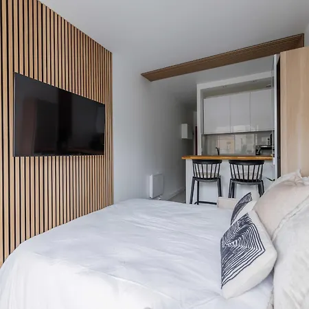 Superb 2p Near Trocadero