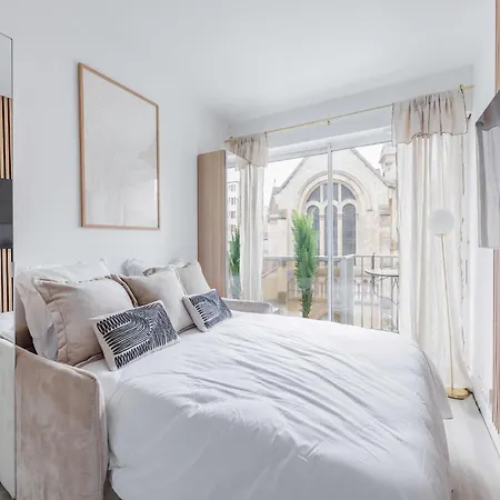 Superb 2p Near Trocadero