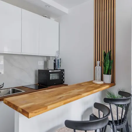 Superb 2p Near Trocadero *